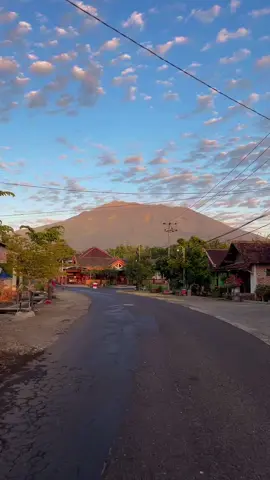 Jarang- jarang ketemu view lawu sebagus ini dengan awan dan sunrise nya. #magetan #panekan #panekanmagetan #panekan24jam #magetan24jam