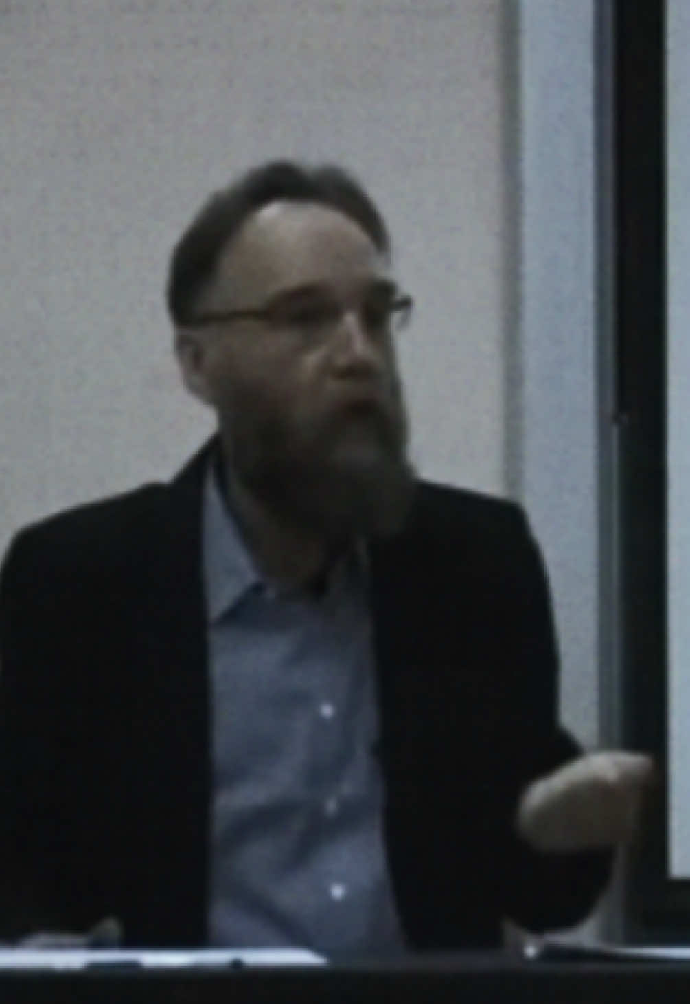 Александр Дугин об элитах и массах. Российский философ и политический мыслитель, наиболее известный своими работами по геополитике, традиционализму и евразийству. Он выступает с критикой либерализма и западного универсализма, предлагая многополярное устройство мира и особый путь развития России. Его идеи вызывают широкий общественный и академический спор: одни считают их значимым вкладом в современную политическую философию, другие – подвергают резкой критике. #философия #философияжизни #дугин #модерн #политика