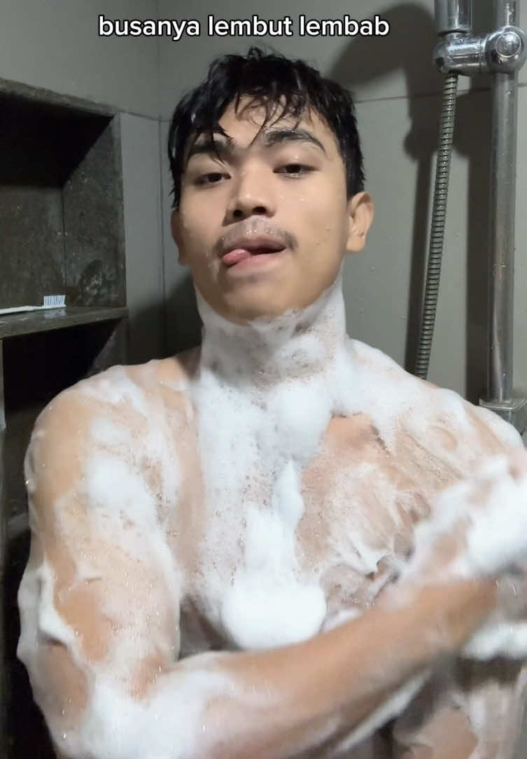 sekarang mandi pake next prime backne jadi lebih kalem😌 #backne #bodywashcowok #wangicowokmahal #nextprime 