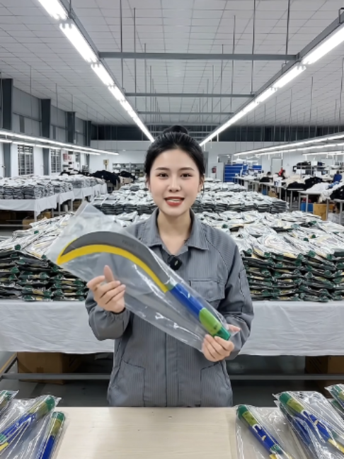 Lưỡi hái cán nhựa Nurit chuyên cắt cỏ,làm vườn tiện lợi và dễ sử dụng