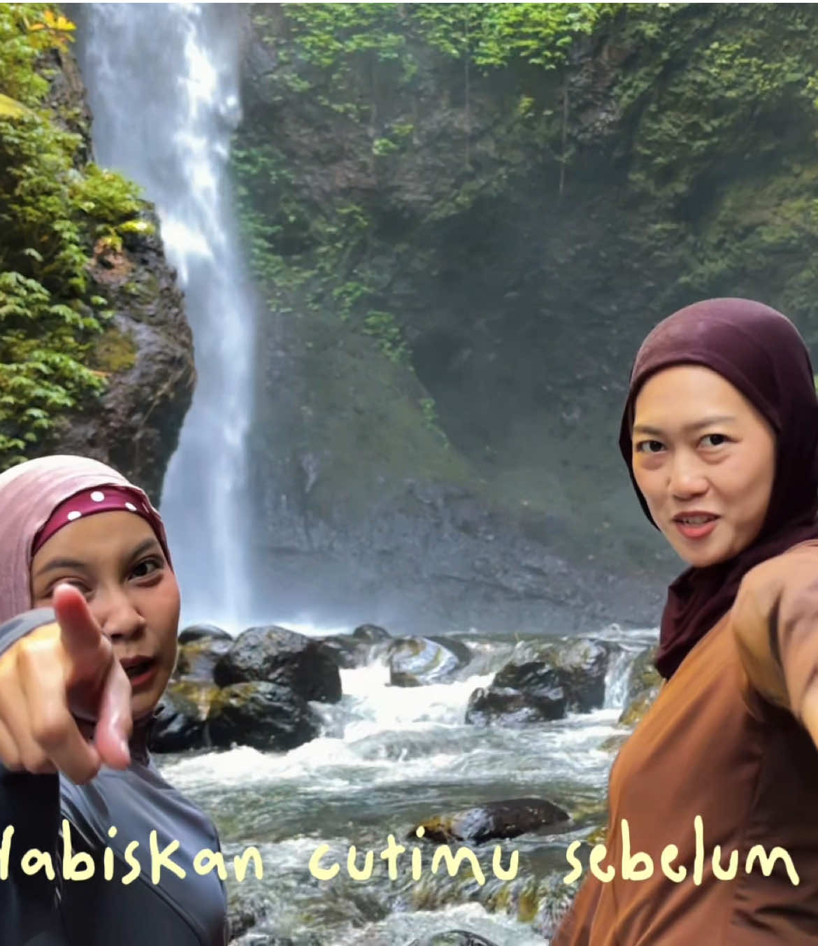 🎵berdansalah, karir ini tak ada artinya🎶 Menikmati keindahan air terjun ketegan di hari sabtu bersama @dindinpadindin🧜🏻‍♀️ 🍃 #trending #hindia #liriklagu #banyuwangi #banyuwangitourism 