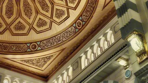 المدينة المنورة هي إحدى أقدس مدن المسلمين، وتقع في غرب المملكة العربية السعودية. هاجر إليها النبي محمد ﷺ، ومنها انطلقت الدولة الإسلامية، ولذلك تُعرف باسم مدينة الرسول. تحتضن المدينة المسجد النبوي الشريف الذي يضم قبر النبي ﷺ، ويقصدها ملايين المسلمين من مختلف أنحاء العالم للصلاة والزيارة. تتميز المدينة المنورة بأجوائها الهادئة وروحها الإيمانية، كما تشتهر بكرم أهلها وتاريخها العريق. وتضم العديد من المعالم الإسلامية المهمة مثل مسجد قباء، أول مسجد بُني في الإسلام، ومسجد القبلتين، وجبل أحد الذي شهد إحدى أشهر معارك التاريخ الإسلامي. كما تشتهر بزراعة النخيل وإنتاج أجود أنواع التمور، مما يجعلها تجمع بين المكانة الدينية والطبيعة الجميلة والتراث الأصيل. #explore #fyp #المدينه_المنوره #تصويري #اكسبلور 