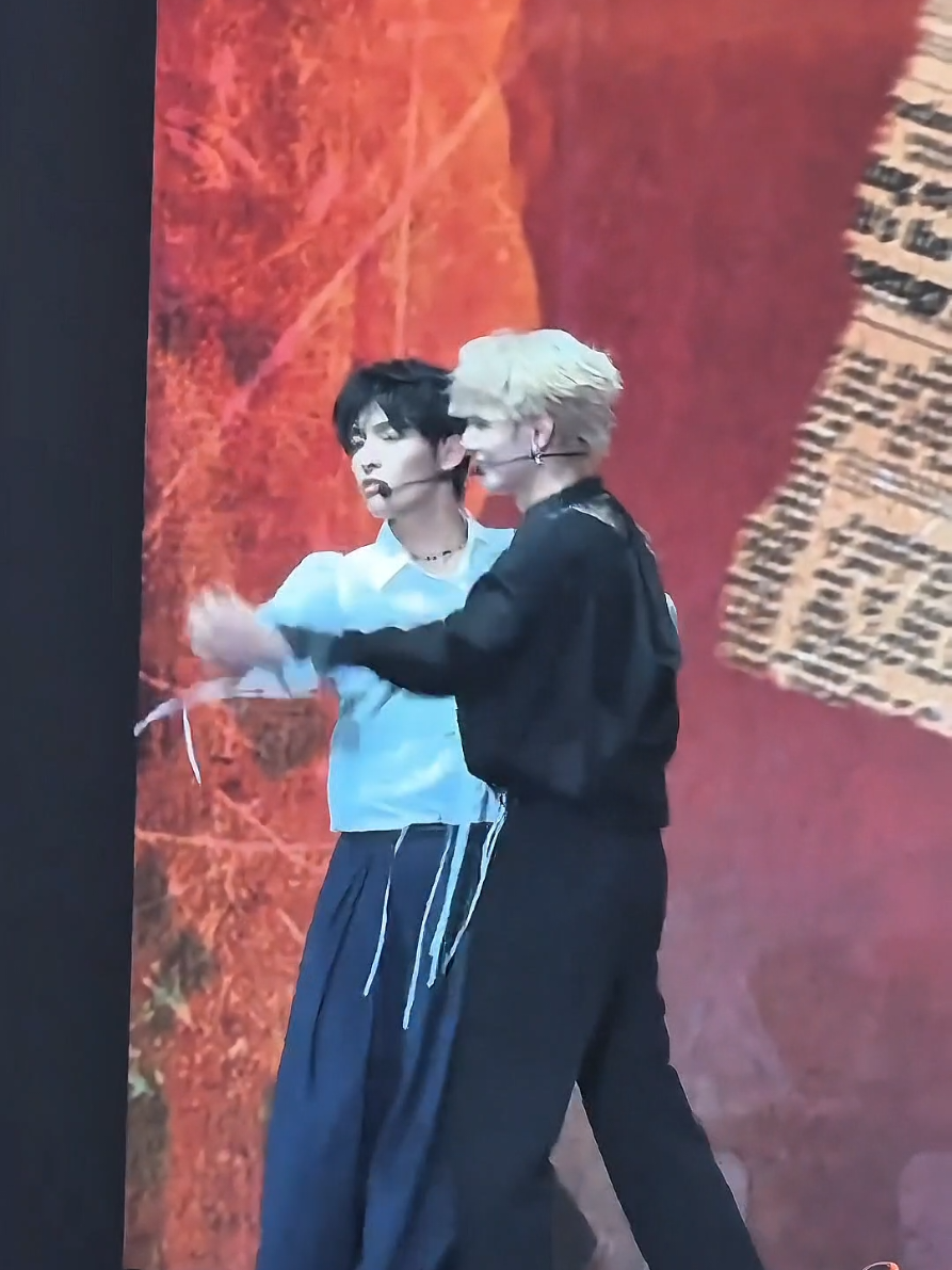 ซีซีก็พาเต้น เจาเจาก็ทายไปเหอะ ไม่ถูกสักอัน 😂😂😂 - แต่เจาเจากระทืบเท้าน่ารักมากกกก ไปหมดแล้วใจฉันนนน 🤧🤧🤧❤️❤️❤️🤣🤣🤣 #hechangxi #heyanzhao #xizhao #sammyschildrensday 