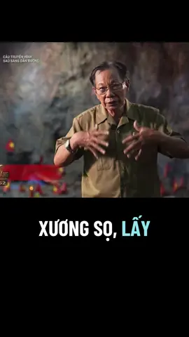 Trong quá trình tìm kiếm, quy tập hài cốt liệt sĩ, những người làm nhiệm vụ đã phát hiện hai bàn tay xương chéo nhau phía sau lưng, cùng dấu tích của một sợi dây trói. Bên cạnh đó là những kỷ vật nhỏ bé như chiếc lược, cây viết, hộp quẹt, chiếc nhẫn… đã nằm lại cùng các liệt sĩ suốt bao năm. Mỗi kỷ vật được nâng lên từ lòng đất là một lần ký ức chiến tranh hiện về. Có nỗi đau, có sự xúc động và có cả mong ước sớm tìm lại tên tuổi cho các liệt sĩ để đưa họ trở về que hương, trở về với gia đình đang ngóng đợi.#vietnamtoiyeu #lichsuvietnam 