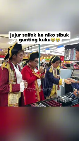 yang lain sibuk jadi kasir, sementara niko sibuk gunting kuku WKWK😭 @SideBrother Official @NAPOLEON Men's Grooming #NapoleonxSidebrothers #NapoleonAlfamidi #nikojunius #yukatheo #tepe46 