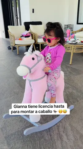 Solo le faltaba estrenar su caballo 🐴🤭😅😅 #vinagrita #laescuelitasd #thalycruzz 