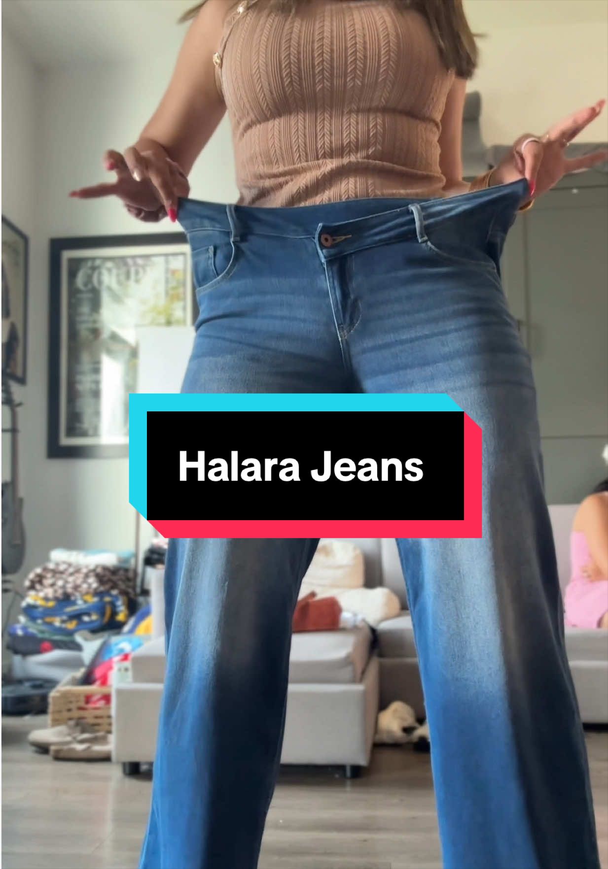 Si sientes que todos los jeans te quedan iguales... espera a ver estos. Su diseño con cintura asimétrica le da un toque moderno y diferente, mientras el corte wide leg estiliza la figura y combina con absolutamente todo. Son de esos jeans que elevan cualquier outfit con solo ponértelos.  #jeans #Halara #WideLegJeans #DenimStyle @Halara_official 