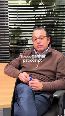 Patrocínio não deveria ser uma relação de logo na camiseta. As marcas não investem apenas em medalhas. Elas investem em histórias, conexões e experiências que aproximam clientes, colaboradores e parceiros. Quando atletas entendem isso, o patrocínio deixa de ser um custo e passa a ser um investimento com retorno real. Foi exatamente sobre essa mudança de mentalidade que conversamos: como criar valor muito além da exposição na TV e construir parcerias que duram por anos. Quem entende isso sai na frente.