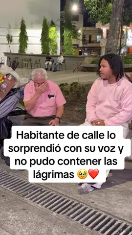 Habitante de calle lo sorprendió con su voz y no pudo contener las lágrimas 🥹❤️ #fyp #Viral #parati #serenata #Amor 