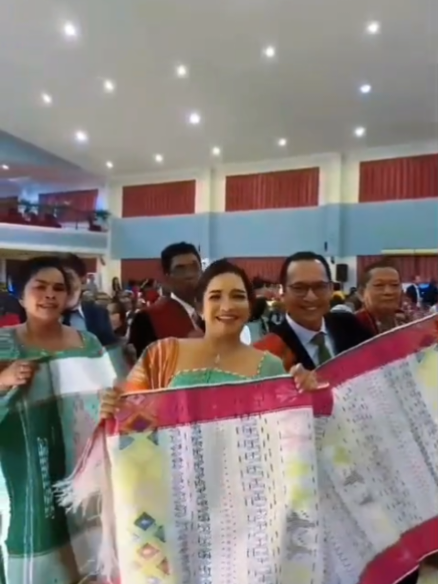 Senang Banget kalau mangulosi pasti manortor #gadismelayu #ecysitumeang 