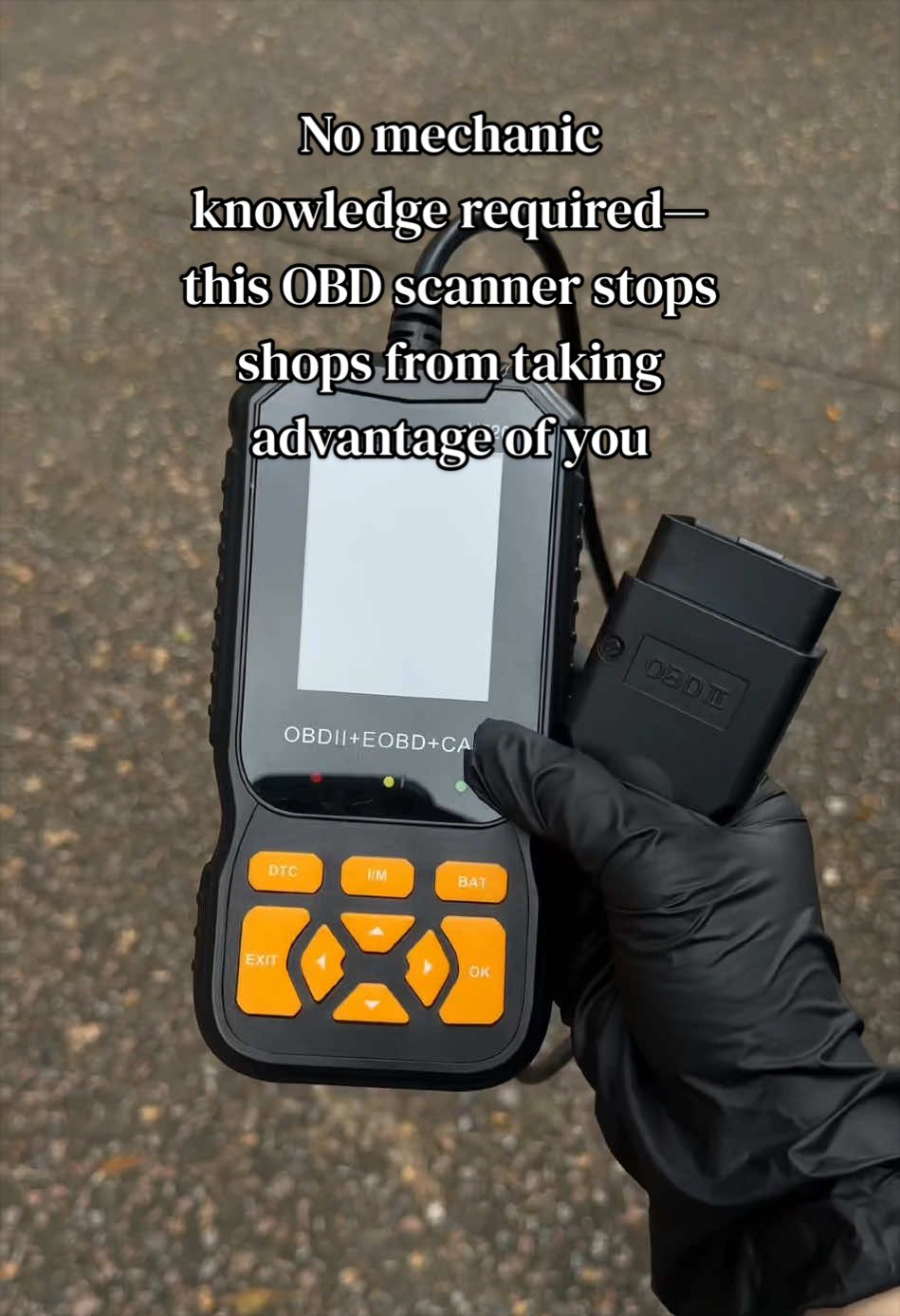 No computer or app needed—just plug it in and it'll tell you what's wrong with your car.#tiktokshopitalia #obd2 #scanner #checkengine #checkenginelight