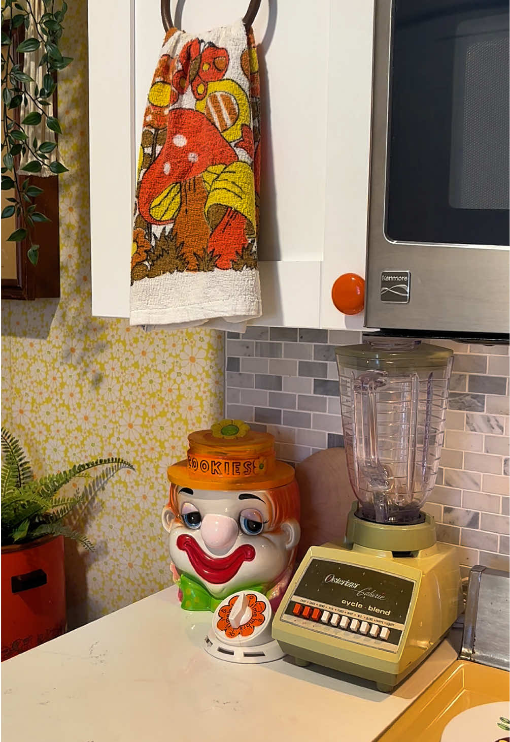 Find of the weekend: this Vintage Mogi Nagoya Circus Clown Cookie Jar! He’ll now watch over everything that gets cooked on this little gold stove. 🧡 #vintagecookiejar #vintagekitchen #retrokitchen #groovyinteriors #groovyvibes 