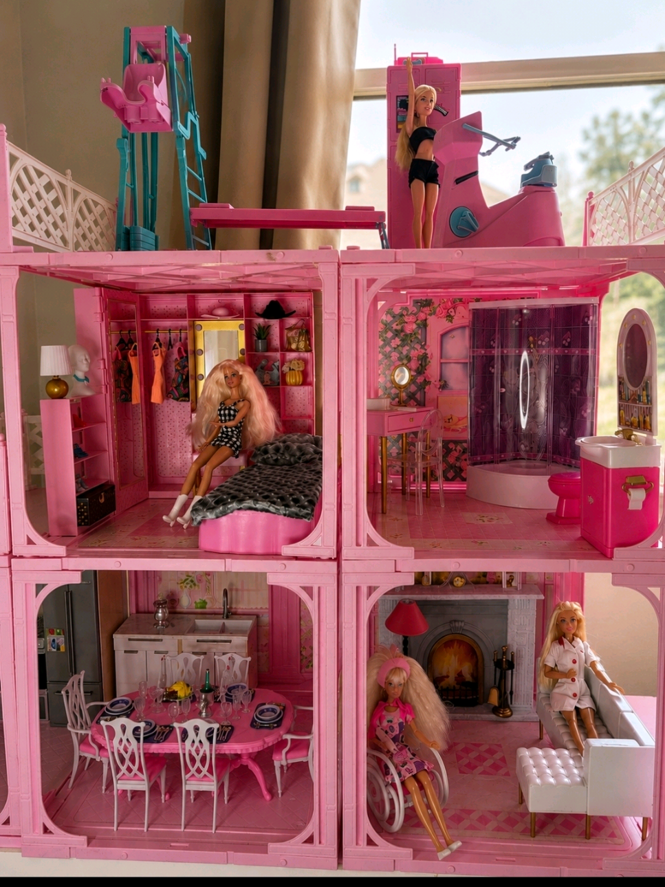 ✨️ Barbie Pink 'n Pretty Dream House (1993) House Tour 🩷 Sí🎀✨ ¡Vénganse al tour de mi Barbie Pink 'n Pretty Dream House de 1993! 🩷 Cada rincón está lleno de detalles que hacen de esta casa una de mis favoritas. ¿Cuál habitación les gustó más? 💕🏡 #Barbie #CasaBarbie #BarbieDreamHouse #BarbieVintage #PinkNPretty Barbie1993 ColecciónBarbie BarbieCollector BarbieLovers Mattel HouseTour MuñecasBarbie ReelBarbie