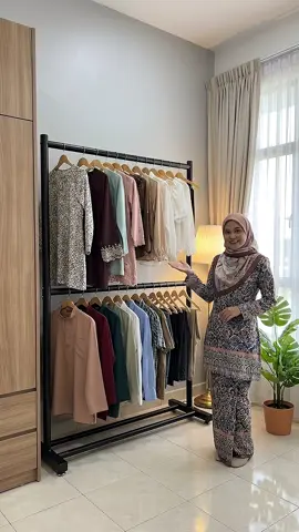 Rak ni memang berbaloi untuk jimat ruang dan gantung banyak #rakbaju #rak #clothesrack #rakpakaian #almari 
