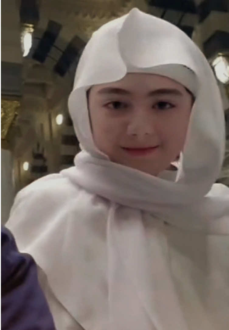 Dikisahkan pula, Nabi Muhammad ﷺ kelak bersabda bahwa Allah memberikan separuh dari seluruh keindahan yang ada di dunia khusus kepada Nabi Yusuf a.s. Keindahannya bukan sekadar kulit yang bersinar atau mata yang menawan. Di dalamnya bercampur kesucian hati, ketundukan kepada Allah, dan akhlak yang paling mulia. Itulah sebabnya siapa saja—baik laki-laki maupun perempuan—yang melihatnya akan merasa damai, kagum, dan tidak bisa melupakan wajahnya. Mungkinkah anak ini adalah secercah pancaran, sebagian dari keindahan yang Allah berikan kepada Nabi Yusuf a.s.? Maha Suci Allah, yang menciptakan segala sesuatu dengan rupa yang paling sempurna.