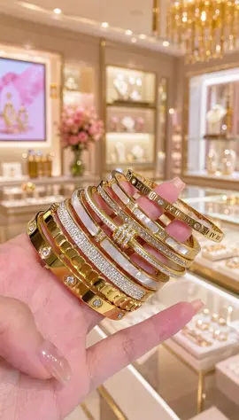 Bộ vòng tay titan zircon nhiều kiểu tinh xảo, sáng bóng sang trọng, dễ phối riêng lẻ hoặc đeo layer để nâng tầm phong cách quý cô. #VongTayTitan #VongTayZircon #TrangSucNu #PhuKienCaoCap #vongtaydinhda 