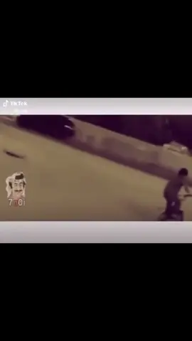 يعد برج المملكة واحدًا من أبرز المعالم المعمارية في الرياض، ورمزا حديثًا يعكس تطور المملكة العربية السعودية ونهضتها العمرانية. منذ افتتاحه، أصبح البرج وجهة رئيسية للسكان والزوار، ليس فقط لارتفاعه المميز، بل أيضًا لما يقدمه من مرافق متنوعة وتجربة فريدة. تم افتتاح برج المملكة عام 2002، وهو مشروع تابع لشركة شركة المملكة القابضة التي يملكها الأمير الوليد بن طلال. يبلغ ارتفاع البرج حوالي 302 متر، ويتكون من 99 طابقًا، ما جعله لفترة طويلة أحد أطول المباني في الشرق الأوسط، تضميمه الفريد الذي يشتبه فتحة القوسة فلي عط أعلاه يميزه عن بقية ناطحات السلحاب، وقد، صمم ليكون تحفة معمارية تجمع بين الحداثة والهوية المحلية. يضم البرج مجموعة واسعة من المرافق، منها مكاتب إدارية، وشقق سكنية فاخرة، بالإضافة إلى فندق فورسيزونز الرياض الذي يعد من أفخم الفنادق في المدينة. كما يحتوي على مركز تسوق ضخم يعرف باسم مملكة مول، ويضم العديد من العلامات التجارية العالمية والمطاعم الراقية. من أبرز معالم البرج 
