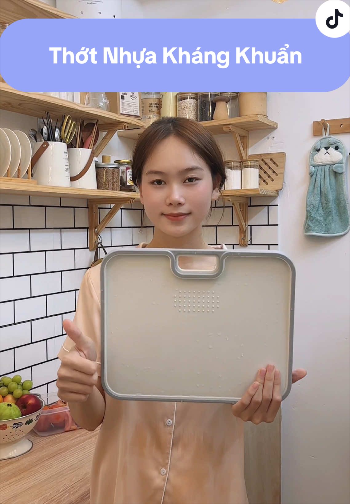 Em thớt nhựa này vừa kháng khuẩn, chống trượt và chống tràn nước vô cùng tiện lợi - Huyentureview #thotnhuakhangkhuan #thotnhua #dogiadung #dodungtienich #thot2mat 