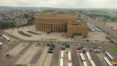 Retour en image du lancement de la campagne citoyenne dénommée « La jeunesse parle Constitution »  Vendredi 15 mai 2026 à l’amphithéâtre du Centre Culturel de Kasa-Vubu à Kinshasa. Cette campagne est initiée par l’acteur politique Serge Etinkum Anza. #jeunesseparle #jeunessecongolaise #rdcongo #avenir #SergeEtinkumAnza 