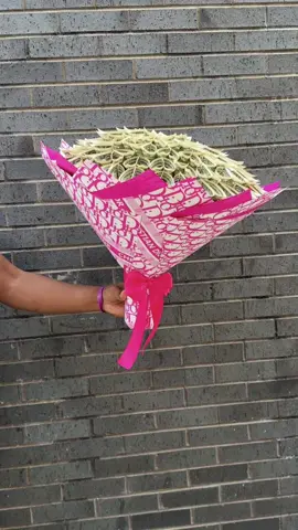 I made thatttttttttt !!!!! You want one !? 👀 #fyp #dmv #flowerbouquets #moneybouquet #pink 