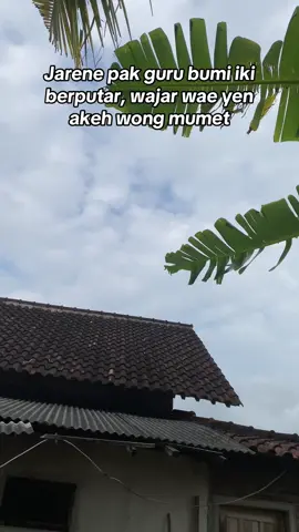 Selain terjadinya siang dan malam, rotasi bumi juga membuat orang mumet. Dengan ini saya bercita-cita menjadi dukun biar dipanggil orang pintar seperti guru, dosen, dan akademisi lainnya 😁 #BumiJigangJoyo #KangGaluh #barongan #jaranan #fyp 