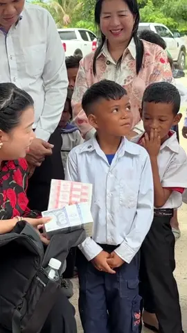 វគ្គជំទាវពាក់កាឡៃ ដកលុយចេញមក ថាលុយក្លែងក្លាយ ឬលុយពិត ? 🤣    ____________________________  #SokReaksmey #សុខរស្មី #sybelleleParis_សុីប៊ែលប៉ារីស #Sybelle_Paris #សារ៉ាយសមុទ្រសុីប៊ែលប៉ារីស      