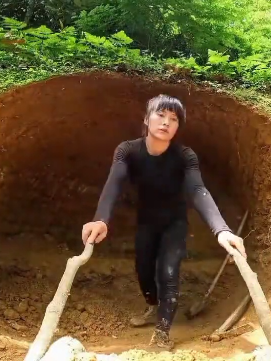 A single woman creates her own peaceful sanctuary, featuring a unique, natural style. #Camping #bushcraft #solocamping #Survival #girl 