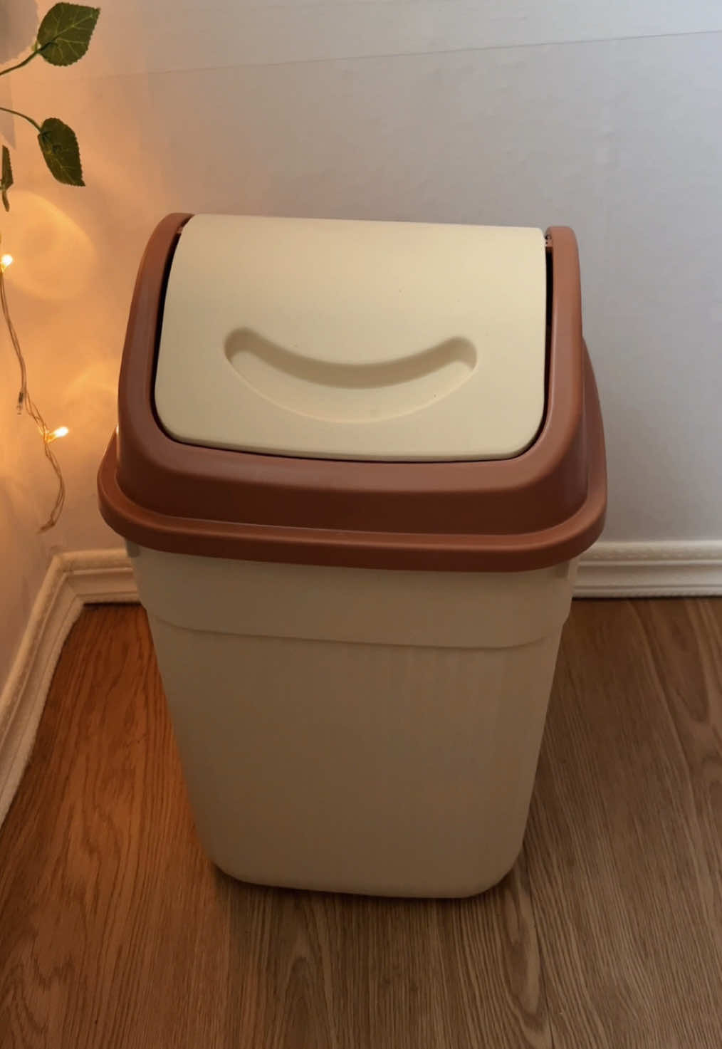 I love how adorable this trash can is 🤎💛 #homeimprovement #trashcan #trashbin #garbagecan #homeessentials 