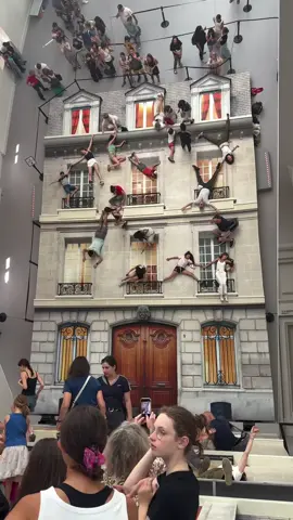 Jusqu'au 6 septembre 2026, le Grand Palais accueille pour la première fois en France une grande exposition consacrée à Leandro Erlich Until September 6, 2026, the Grand Palais is hosting, for the first time in France, a major exhibition dedicated to Leandro Erlich. Crédit vidéo IG @cuneyt_ayral Follow us on IG: @champselysees_paris www.champselysees-paris.com © Paris, Always an Amazing idea! #paris #grandpalais #LeandroErlich #champselysees