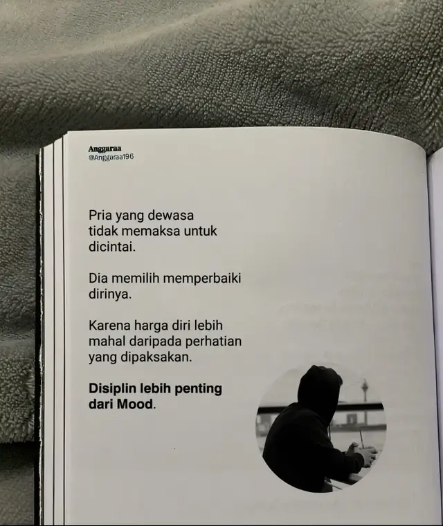 Banyak pria menghabiskan waktunya mengejar seseorang yang bahkan tidak pernah benar-benar memilihnya.  Padahal, pria yang dewasa tahu bahwa cinta tidak bisa dipaksa. Perhatian yang dipaksakan hanya akan mengikis harga diri.  Daripada memohon untuk dicintai, lebih baik gunakan waktu itu untuk membangun masa depan, memperkuat mental, menjaga kesehatan, dan meningkatkan kualitas diri. Saat kamu menjadi pria yang lebih baik, kamu tidak perlu mengejar validasi dari siapa pun. Orang yang tepat akan menghargaimu tanpa perlu dipaksa. Jangan habiskan hidup untuk mengejar seseorang yang tidak melihat nilaimu. Bangun dirimu sampai hidupmu menjadi bukti bahwa kamu pantas mendapatkan yang terbaik.  Ingat, pria sejati tidak mencari pengakuan. Ia sibuk menciptakan kehidupan yang dihormati.  #quotes #motivation #foryou 