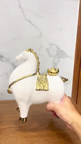 Tượng ngựa bằng gốm trang trí tủ kệ. #dotrangtri #dodecor #trangtriphongkhach 