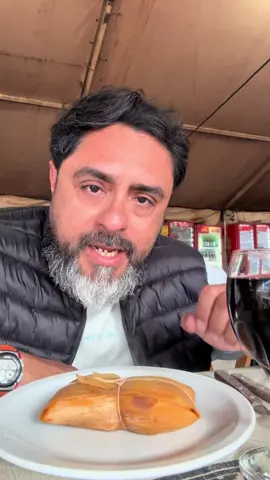 Hay quienes creen que sentarse a almorzar solo es sinónimo de tristeza. Yo aprendí que puede ser exactamente lo contrario. Comer solo también es regalarse un momento. Es bajar el ritmo, disfrutar cada bocado, observar, pensar, crear y escucharse. Es un espacio donde aparecen ideas, proyectos y respuestas que, muchas veces, el ruido cotidiano no deja escuchar. La soledad elegida no es aislamiento; es un encuentro con uno mismo. Es aprender a disfrutar de la propia compañía sin depender de que siempre haya alguien ocupando la silla de enfrente. Hoy elegí almorzar solo, y lejos de sentirme solo, me sentí en paz. Porque la mejor compañía también puede ser la propia. Y cuando aprendemos a disfrutarla, descubrimos una forma diferente de bienestar. #Reflexiones #AlmorzarSolo #Bienestar #TiempoParaUno #Introspección  