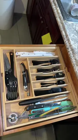 El organizador de cubiertos que se ajusta a cualquier cajón  #drawerorganization #utensilsorganizer #kitchenessentials #utensils #drawerorganizer 