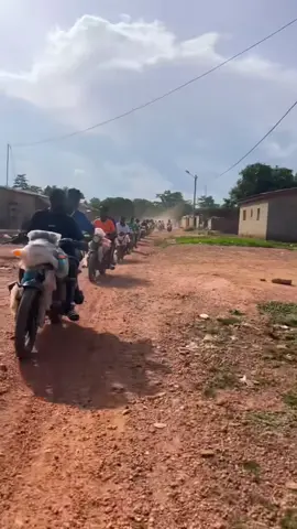 jeune cortège aujourd'hui au village qu'ils avaient déjà fait un travail avec papa et qui sont venus aujourd'hui chacun sur sa moto pour venir faire des remerciements #france🇫🇷 