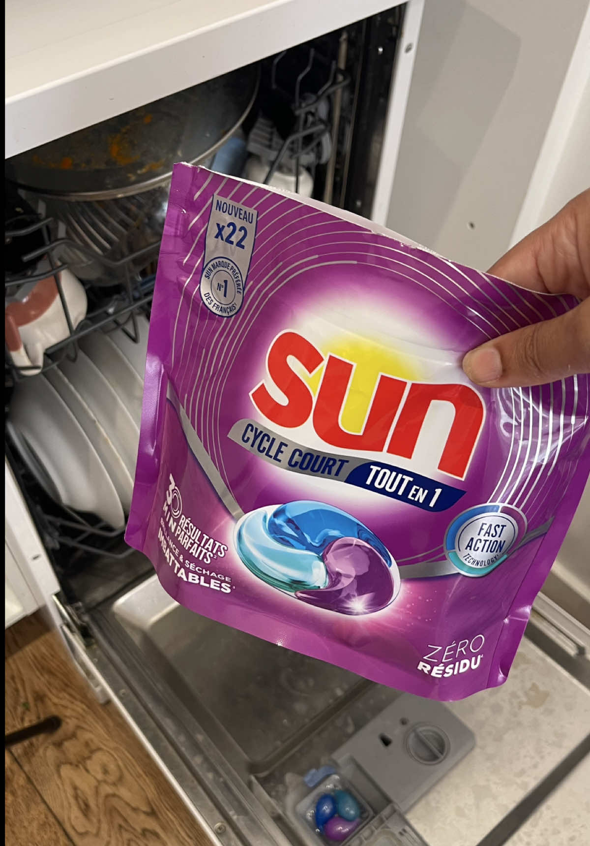 SUN Court Cycle  Sun Capsules Lave-vaisselle, Cycle Court Tout en 1. Nettoyage complet en 30 minutes. Brillance & Séchage IMBATTABLES. Une brillance maximale  Un anti -odeur puissant  Zéro résidu de capsule  Un séchage express  Des résultats fiables en cycle court  produit offert  @Sun.unilever #suncyclecourt #patrimoineculinaire #suncapsules #trnd #trndfrance  @TrndFrance 