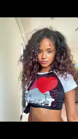 Did you notice that when Tyla and Kai Cenat were dating in the car, she deliberately wore a swimsuit and turned her chest forty-five degrees toward Kai Cenat? No wonder Kai Cenat didn’t dare make eye contact with Tyla throughout the entire time. Nobody realized that Tyla had already won Kai Cenat’s heart through three methods!#fyp #celebrity #usa #tyla #kaicenat