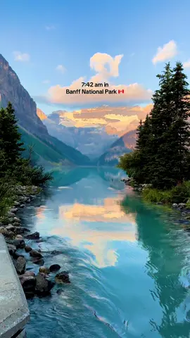Don‘t miss sunrise on Lake Louise 😱 #hikingadventures #explorecanada #lakelouise #banffnationalpark 