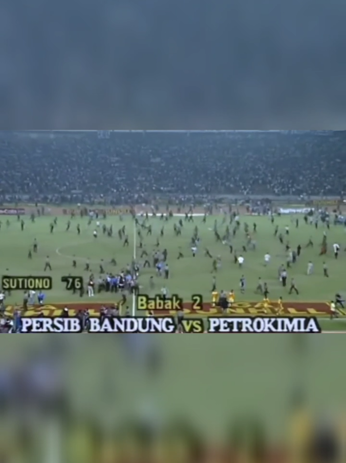 On This Day Liga Dunhill 30/7/1995 PERSIB 1-0 Petro Kimia PERSIB sukses mencetak sejarah dalam persepak bolaan Indonesia dengan berhasil meraih gelar juara pada Liga Indonesia Pertama yang digelar di Stadion Utama GBK, Senayan, Jakarta. collshp.com/heartfilia #PERSIBMEMORIES 