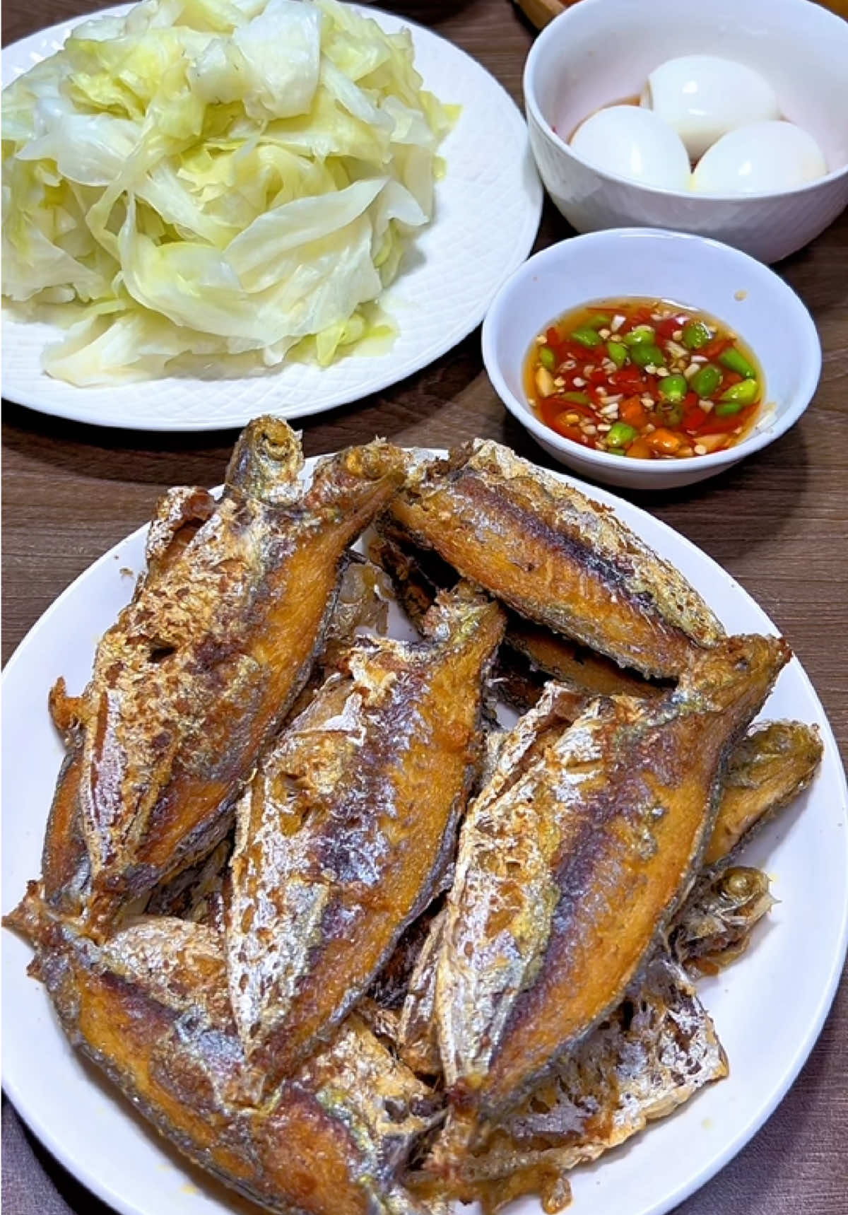 Cá rán giòn, trứng dầm nước mắm ăn cùng rau luộc, cơm nhà hôm nay đơn giản vậy thôi 😁 #monngon #nauan #comnha #food #bepnha 