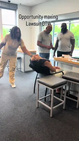 #humor #streameruniversity  #viral #fyp #funny    Lady passed out in the phone store  fainted  😂 😭🤣