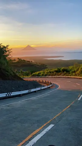 This is why I take the long way home. Good Day from Mayon🌋
