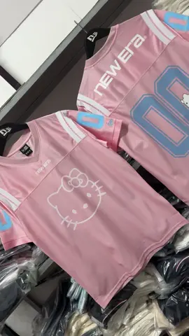 ♨Tee hello kitty hồng chất poly lưới thoáng khí siêu mát 🌬  📌Sale #345k / chiếc🔥#newera #hellokitty #kitty Size S: Nam 50-62kg ( Nữ 40-55kg ) Size M : Nam 62-71kg ( Nữ 55-63kg ) Size L: Nam 71-81kg ( Nữ 57-65kg over ) Size XL: Nam 82-95kg ( Nữ 60-70kg over )