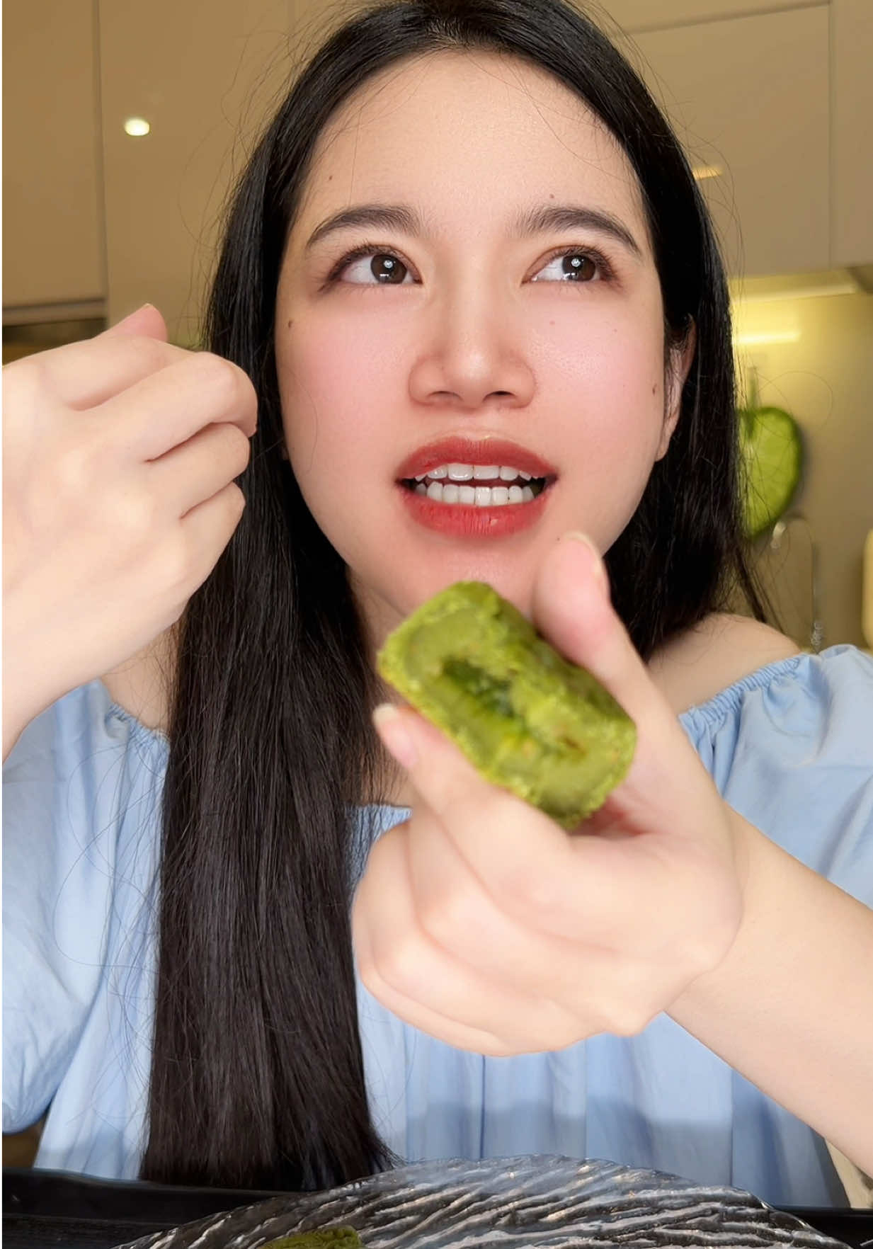 Ôi dồi ôi sao tự dưng lại thích ăn bánh vị trà xanh này hơn cả cái bánh trứng hôm trước #reviewanngon #banhtrungthu 