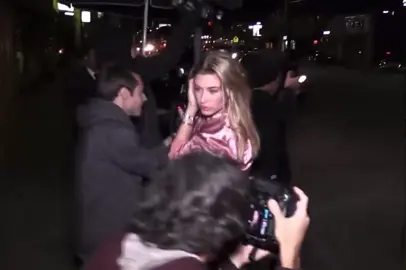 Hailey Bieber thinking the paparazzi wanted to take photos of her but in reality they wanted Kylie Jenner, it's so embarrassing 😭 #kyliejenner #haileybieber #paparazzi #viralvideos #fyp 