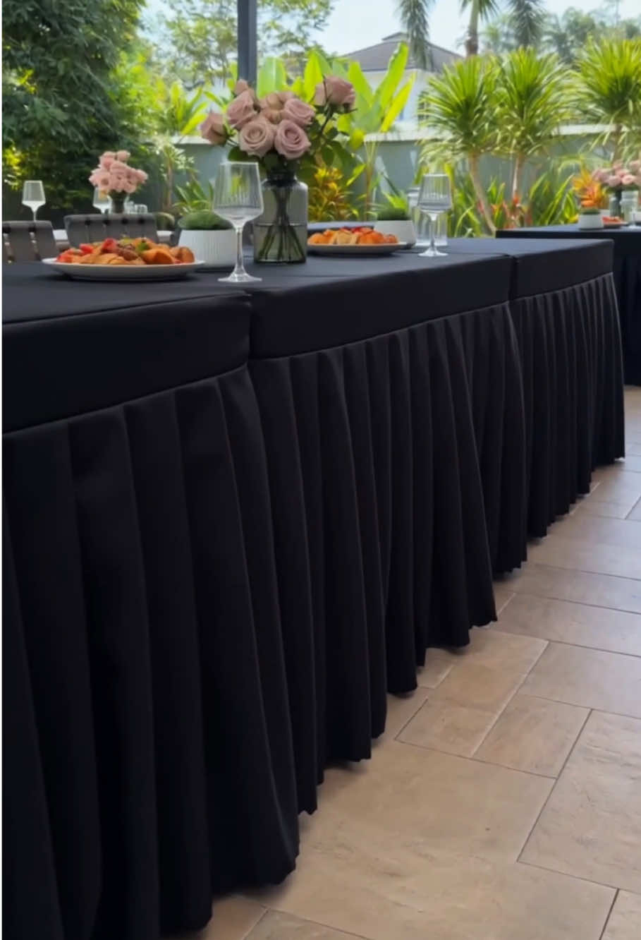 Skirt meja tutup ruang bawah meja, sorot wayar dan barang berselerak dengan sempurna! #alasmeja #katering #tablecloth #tableclothcover #skirtingmeja 