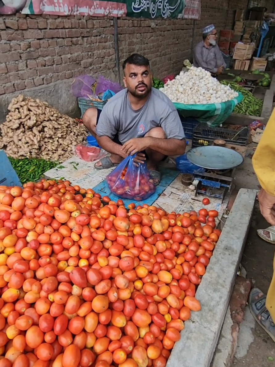 ٹماٹر کے ریٹ کم ہو رہے ہیں 🍅🍅 #trending #mandi #viralvideo  #TikTokPakistan 
