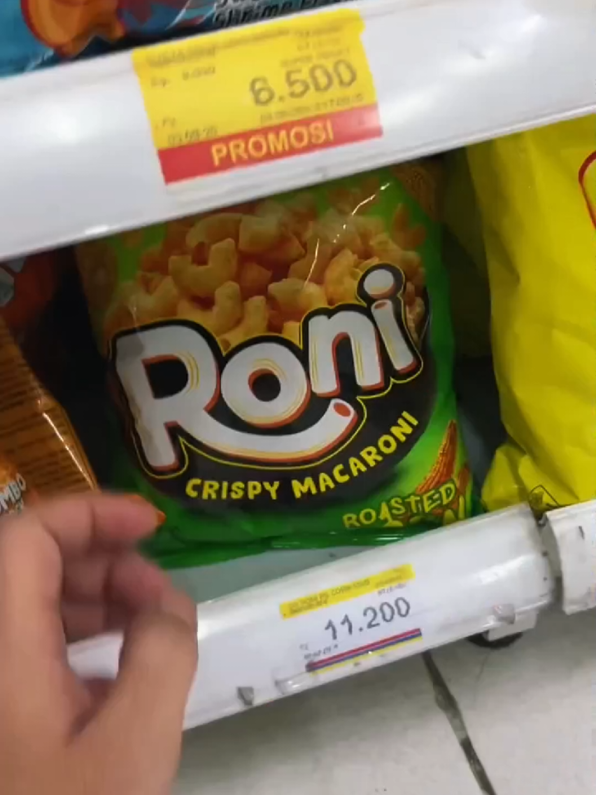 Snack namanya unik kayak nama bapaknya temen 😋🤣 🔴 Tekstur Roni yang Crunchy dan Renyah 🔴 Rasanya yang beragam dengan pilihan rasa GURIH dan PEDAS @RONI  axtn2pyx #PilihRONI  #RenyahnyaPasti #fyp #viral #berandatiktok