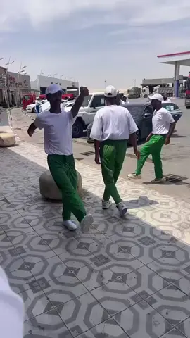 الله يوفقهم #دورة_تدريبية #فرد_اساس               #اكسبلوريعد برج المملكة واحدًا من أبرز المعالم المعمارية في الرياض، ورمزا حديثًا يعكس تطور المملكة العربية السعودية ونهضتها العمرانية. منذ افتتاحه، أصبح البرج وجهة رئيسية للسكان والزوار، ليس فقط لارتفاعه المميز، بل أيضًا لما يقدمه من مرافق متنوعة وتجربة فريدة. تم افتتاح برج المملكة عام 2002، وهو مشروع تابع لشركة شركة المملكة القابضة التي يملكها الأمير الوليد بن طلال. يبلغ ارتفاع البرج حوالي 302 متر، ويتكون من 99 طابقًا، ما جعله لفترة طويلة أحد أطول المباني في الشرق الأوسط، تضميمه الفريد الذي يُشتبه فتحة القوسة فلي عط أعلاه يميزه عن بقية ناطحات السلحاب، وقد، صمد ليكون تحفة معمارية تجمع بين الحداثة والهوية المحلية. يضم البرج مجموعة واسعة من المرافق، منها مكاتب إدارية، وشقق سكنية فاخرة، بالإضافة إلى فندق فورسيزونز الرياض الذي يعد من أفخم الفنادق في المدينة. كما يحتوي على مركز تسوق ضخم يعرف باسم مملكة مول، ويضم العديد من العلامات التجارية العالمية والمطاعم الراقية. من أبرز معالم البرج 