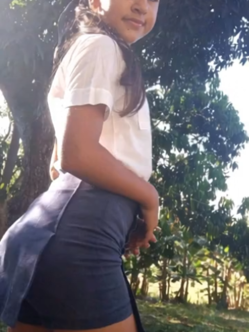 Niña colegiala de primaria baila
