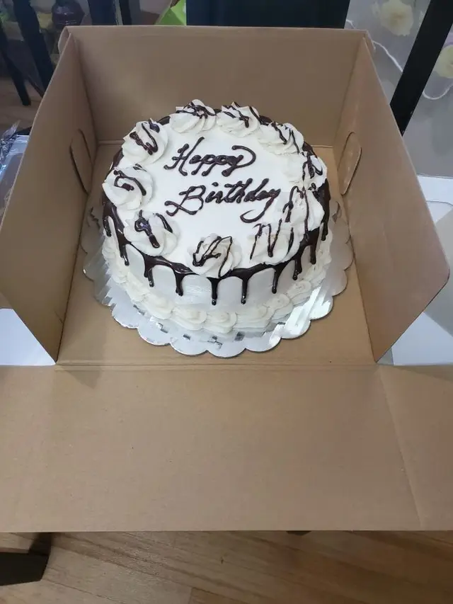 thanks Nikki for the cake  pit bby 💕 thanks for the watch. and thanks to all my followers. you can send gift 🎁 send a dm. if you have a gift for me.